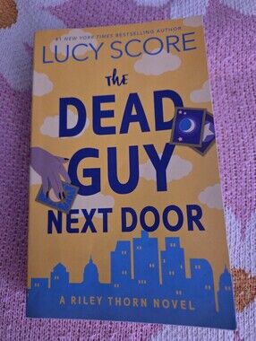 Lucy Score - The Dead Guy Next Door (Yellow & Blue Cover)